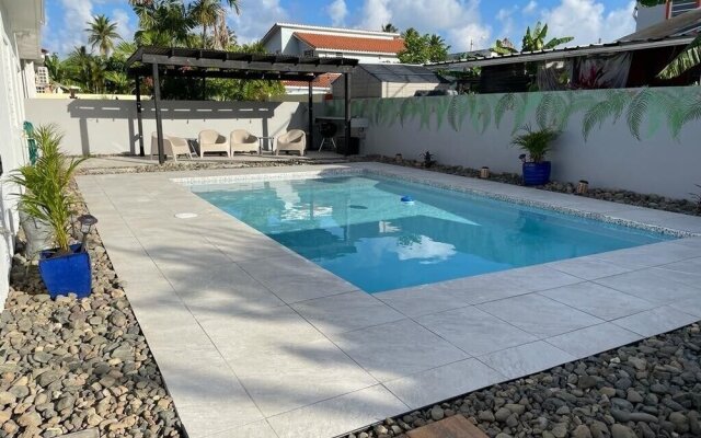 Walk to Beach or Swim in the Pool, 4 Bedrooms 4 Home by Redawning