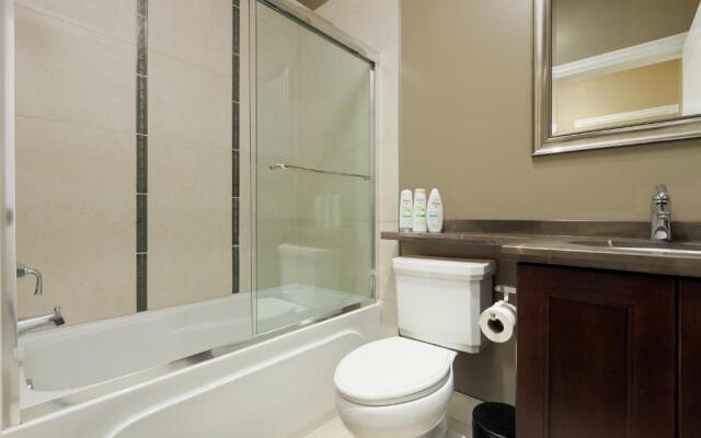 Cozy 2-bedrooms unit in Surrey