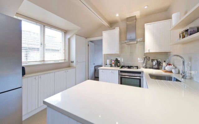 Bright & Spacious 2-bed Apt, 5 Mins From Tube