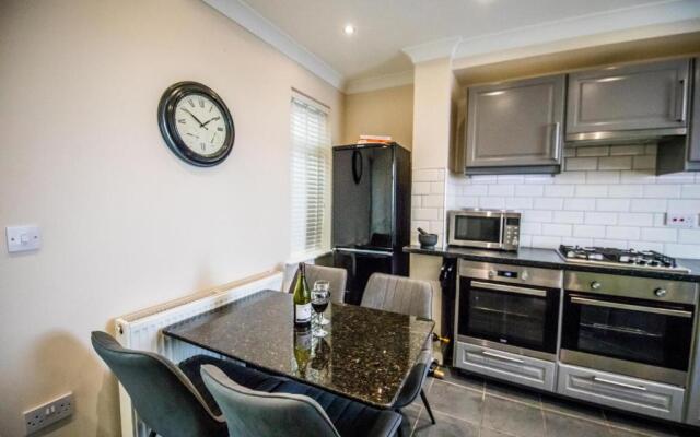Stunning 2BD Family Retreat Swansea