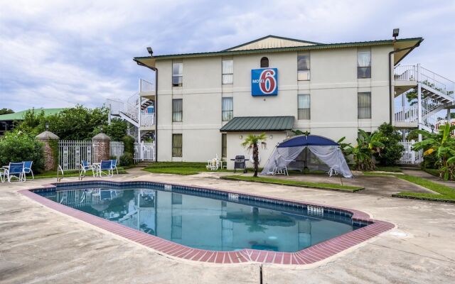 Motel 6 Lake Charles On The Bayou