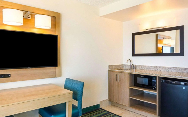 Comfort Suites Beachfront