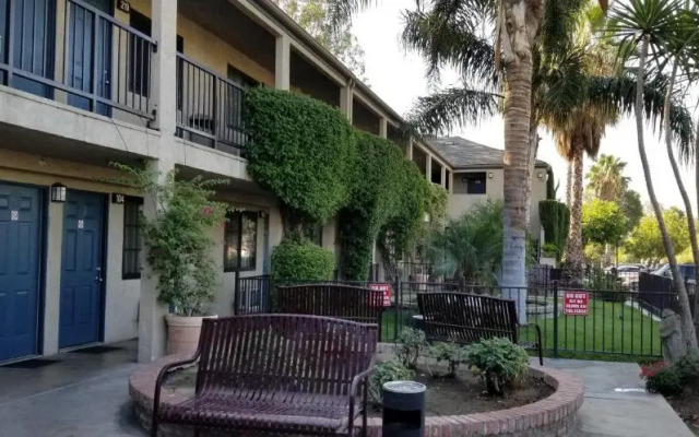 Sierra Crossing Motel