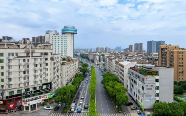 Jifen Qingchen Hotel (Yongkang Jiuling West Road Baolong Plaza)