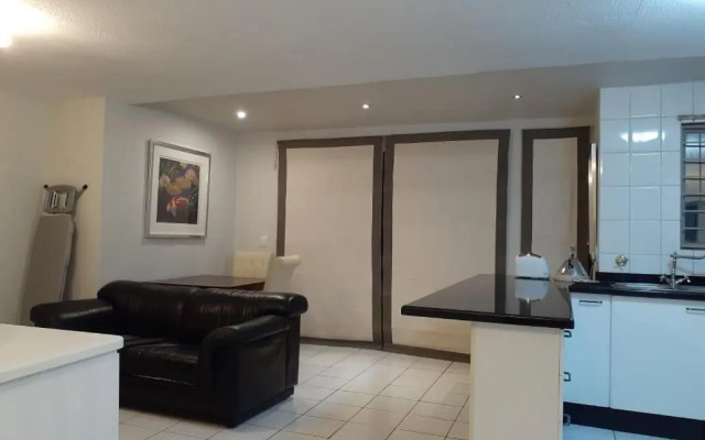 Mount Royal - 32 Large 1 bed with balcony upstairs