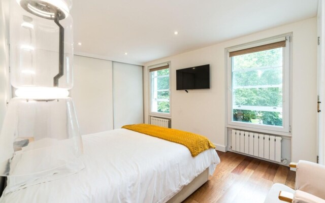 Luxury 2BD Apartment in Holland Park