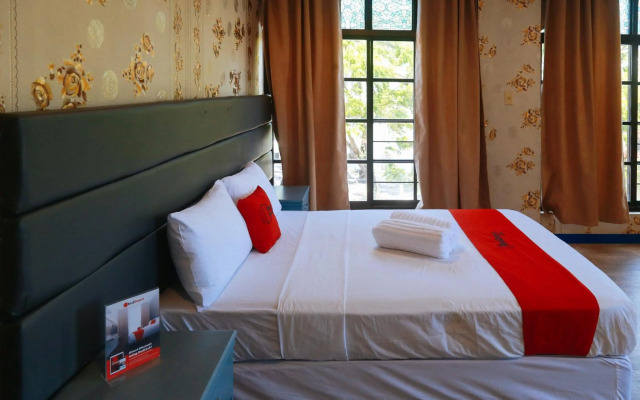 RedDoorz Plus @ Castle Chateau Iloilo