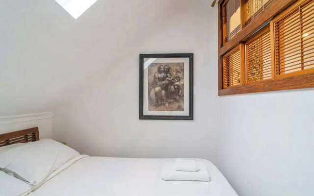 Cozy Apartment w/ Terrace Close to City Center
