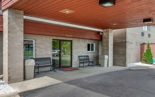 Coratel Inn & Suites By Jasper River Falls