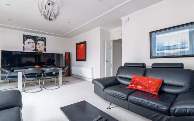 Luxury 2BR Flat in Knightsbridge W/patio, 4 Guests