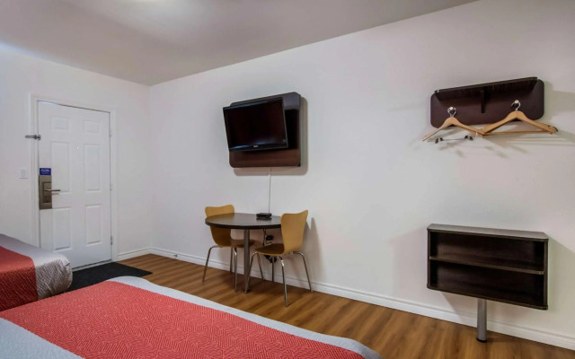 Motel 6 Sudbury, ON