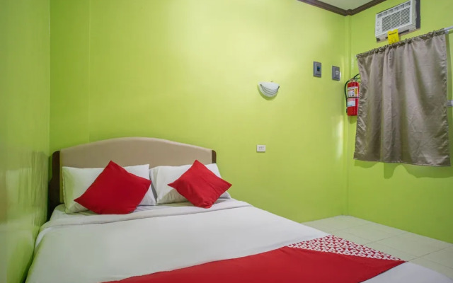 OYO 702 Queens Hometel