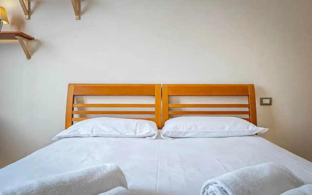 YiD elegant near tramvia