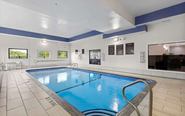 Comfort Inn & Suites St. Louis - Hazelwood