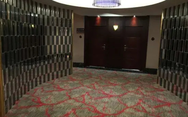 Super 8 Hotel Science Avenue Store