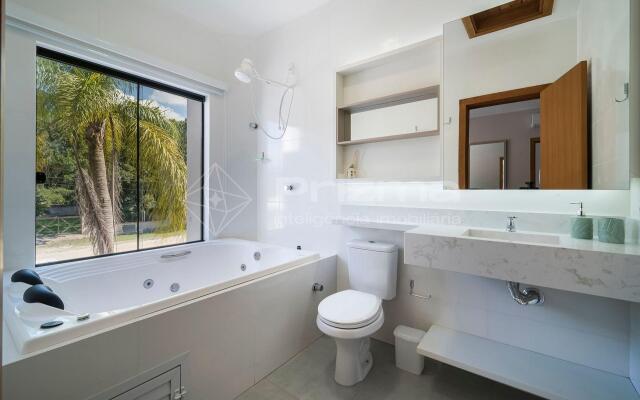 Lindo duplex geminado na Praia de Mariscal.