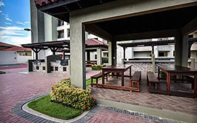 2BR 2BA Condo GYM Pool BBQ