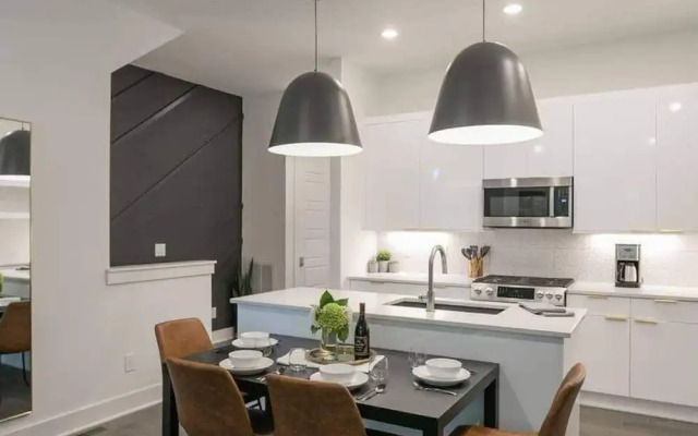 Spacious 4BR Minutes From Broadway- Sleeps 14