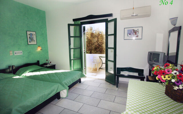 Studios Vrettos Beachfront Hotel