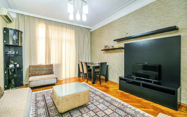 Luxury Apartment with Flame Tower View