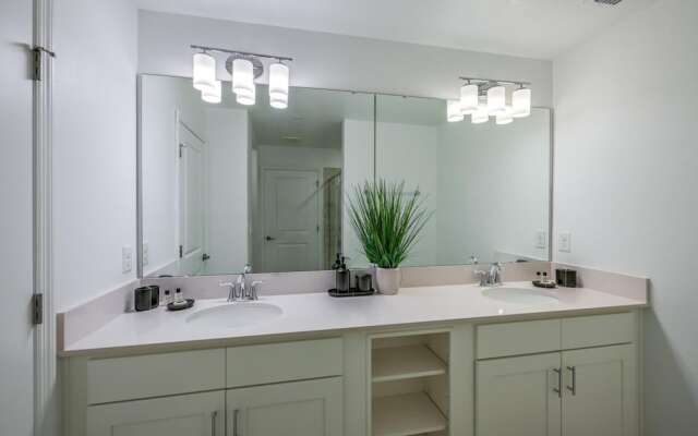 Spacious Beautiful 3-br Condo Prime Location