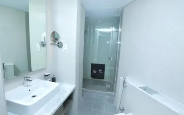 Damac Maison Prive - Deluxe Studio with Burj-Khalifa View