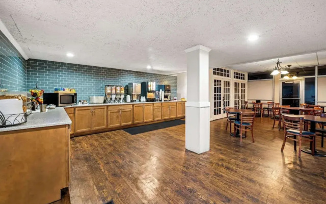 Days Inn by Wyndham Dubuque