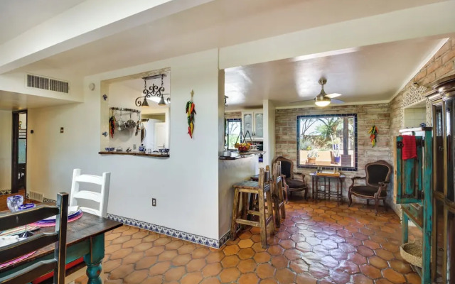 Eclectic Tucson Home 2 Mi to Saguaro National Park