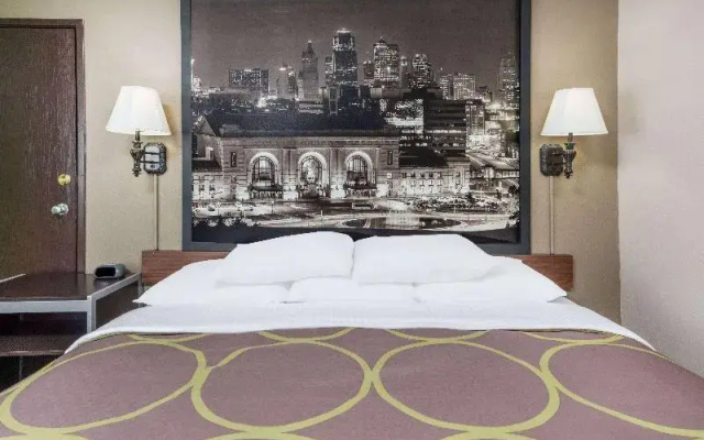 Super 8 by Wyndham Warrensburg