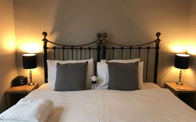 Holly-Wood Guest House