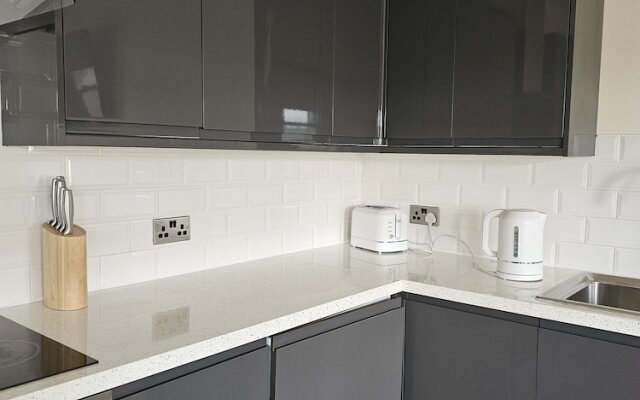 Town Center Modern Apartment 10