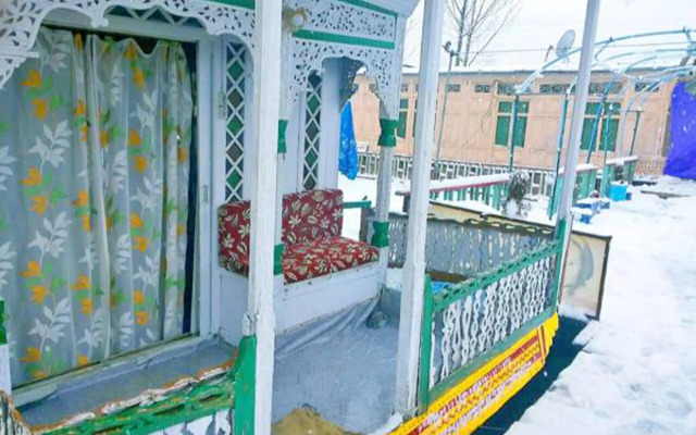 New Retreet Houseboat