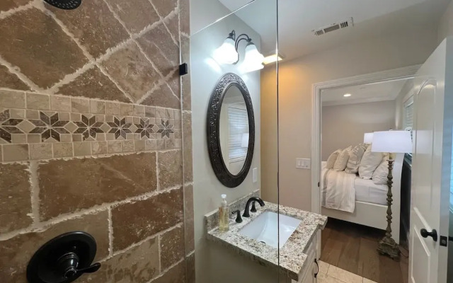 Fantastic 6 bedroom, 4.5 bath home (4 master Suites), pool home