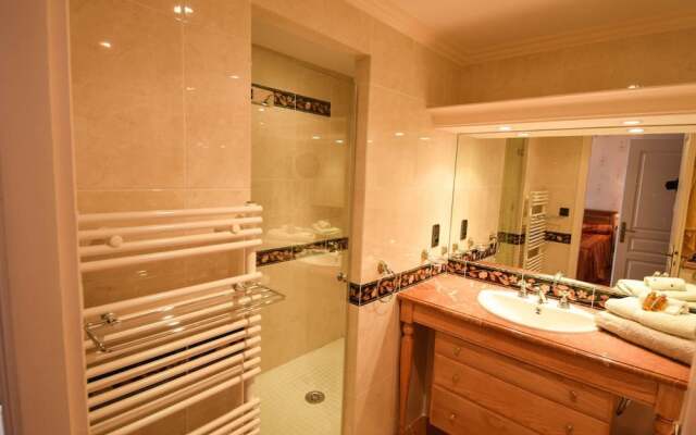 Lavish Villa on an Exclusive Estate in Liorac-sur-louyre With Pool