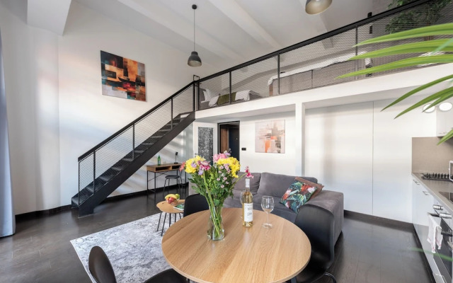 Modern Loft with Balcony Close to Center