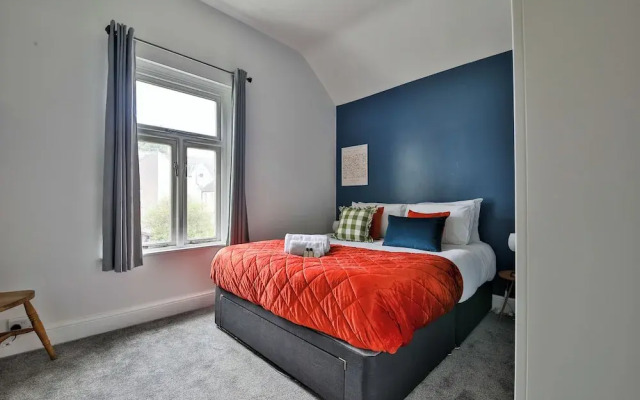 4 Bed House with Pool Table & Parking
