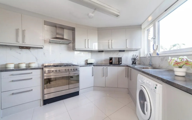 Spacious 4 bed flat in Chelsea