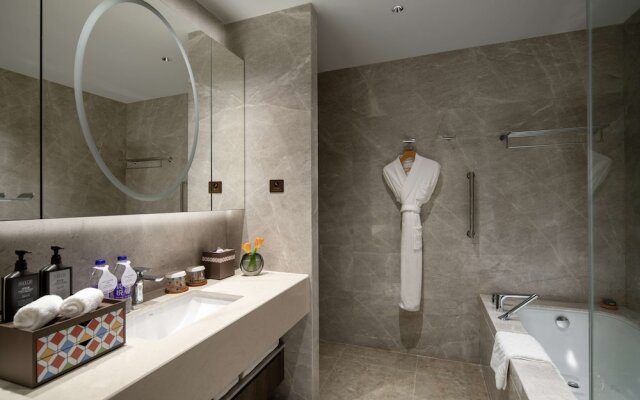 Yuexiu Hotel Guangzhou, Curio Collection by Hilton