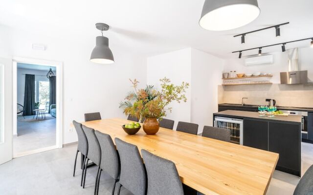 Beautiful Home in Molunat With Wifi and 8 Bedrooms