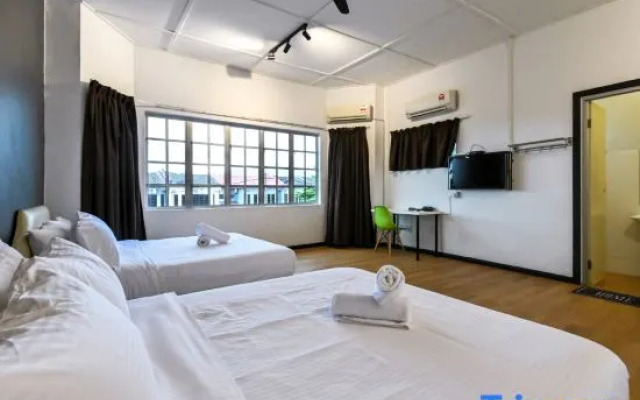 Warm House Alor Akar Linked House 6BR 15pax