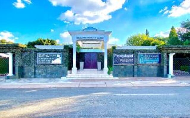 Spacube Luxury Suites and Spa