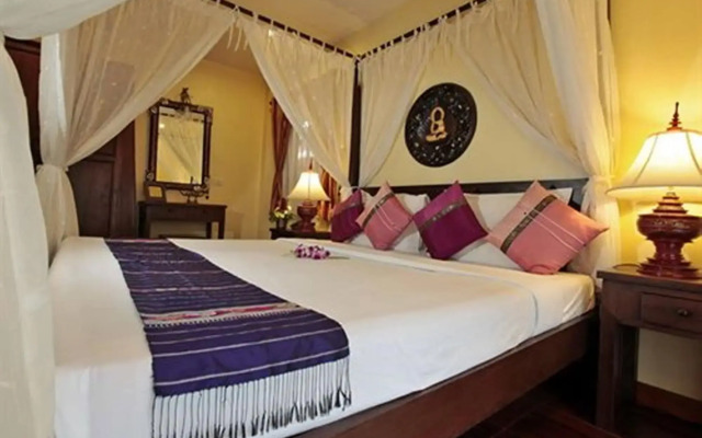 Coral Hotel Bangsaphan