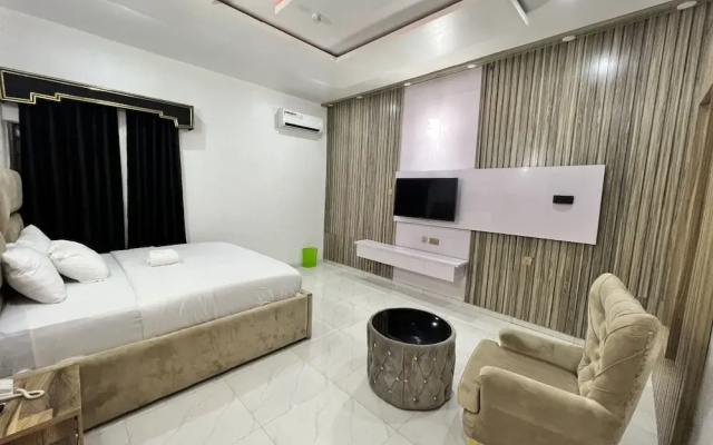 Clique Court Hotel & Suite