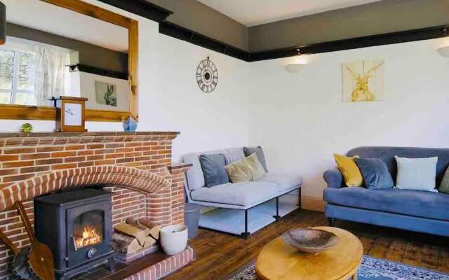 Beautifully Furnished Home - 5 Minutes to the Sea!