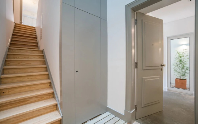 Wood Wall & Garden Apartment