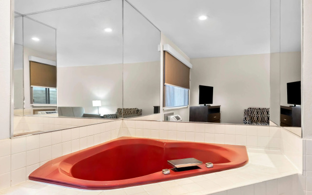 Super 8 by Wyndham La Crosse