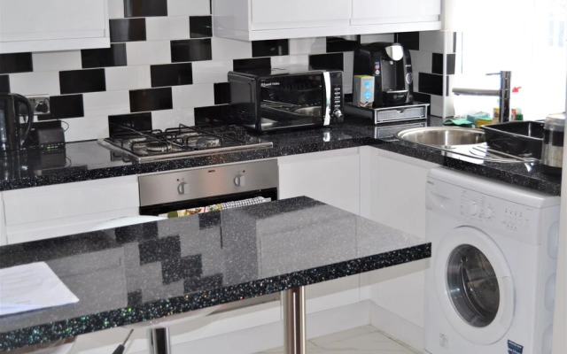 Entire 2 Bedroom House Near City Centre