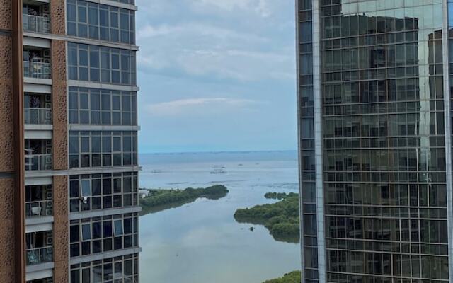 Serene And Best Location 2Br Gold Coast Apartment