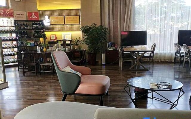 Oupai Jindi Grand Hotel (Xinyang International Trade City East Railway Station)