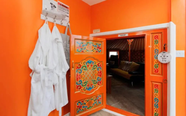 Orange Yurt With Hot Tub- Sleeps 3, Parking & Wifi